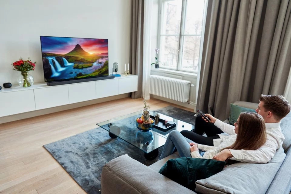 Какой телевизор 43 купить в 2024. LG oled55b9. Телевизор LG 65 дюймов в интерьере. LG oled55c9pla. Телевизор 75 дюймов в интерьере икеа.